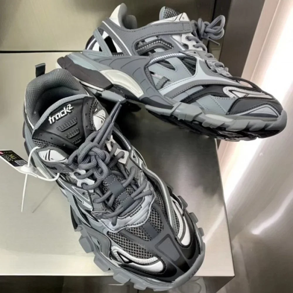 バレンシアガ Track 2 スニーカー グレー Balenciaga's Track.2 Sneakers a Grey Colorway | Hypebae